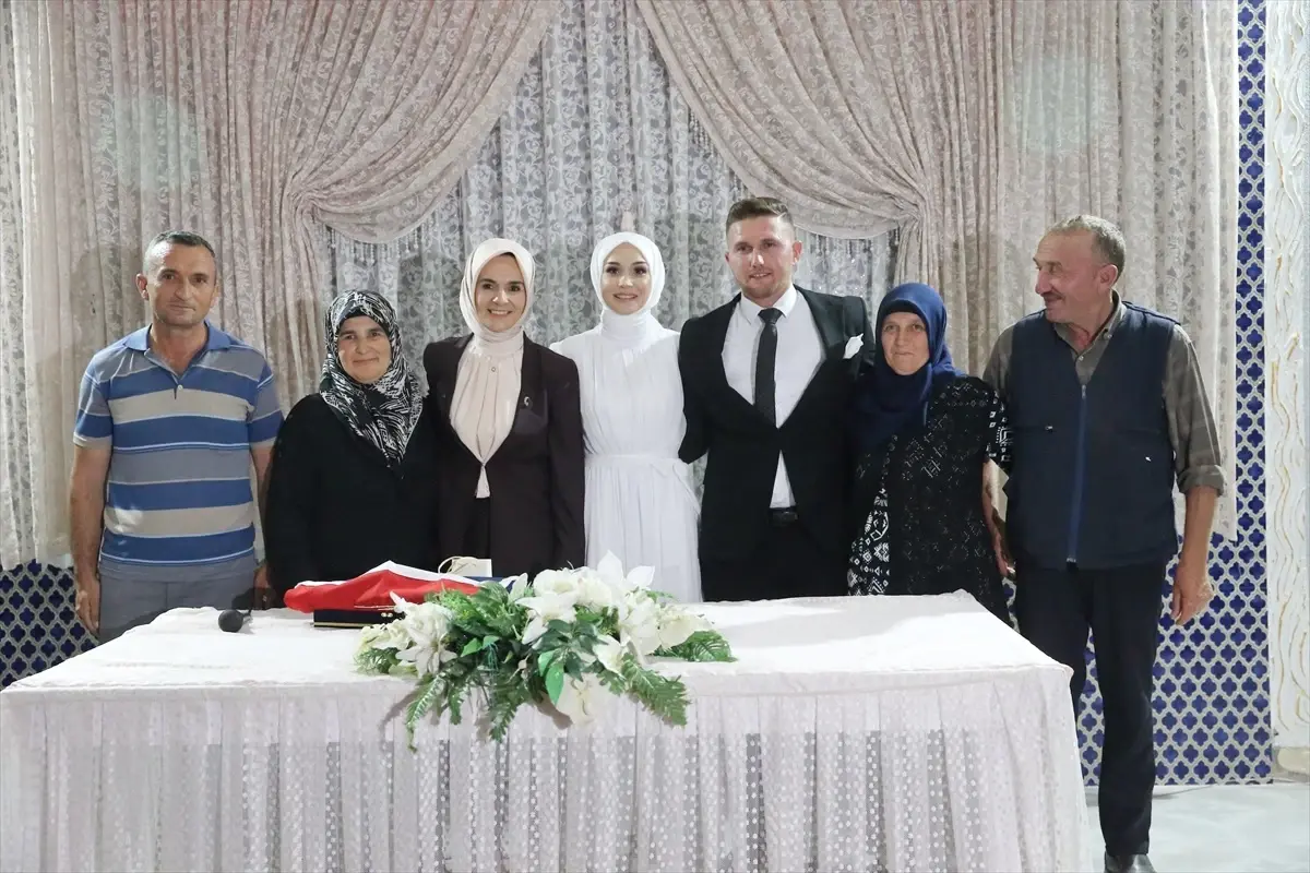 Bakan Göktaş, Aile ve Gençlik Fonu'dan Yararlanan Çiftin Nikah Törenine Katıldı