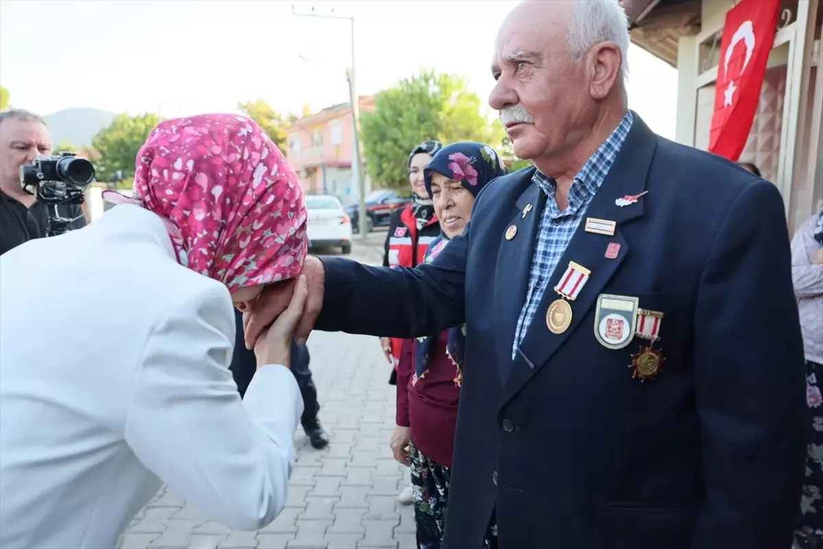 Bakan Göktaş'tan, evliliklerinde 48 yılı geride bırakan Bulut çiftine ziyaret