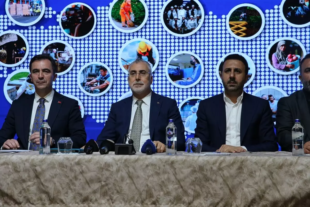 Bakan Işıkhan, Bitlis'te 'Türkiye Yüzyılı'nda Çalışma Hayatı Buluşmaları' programında konuştu Açıklaması