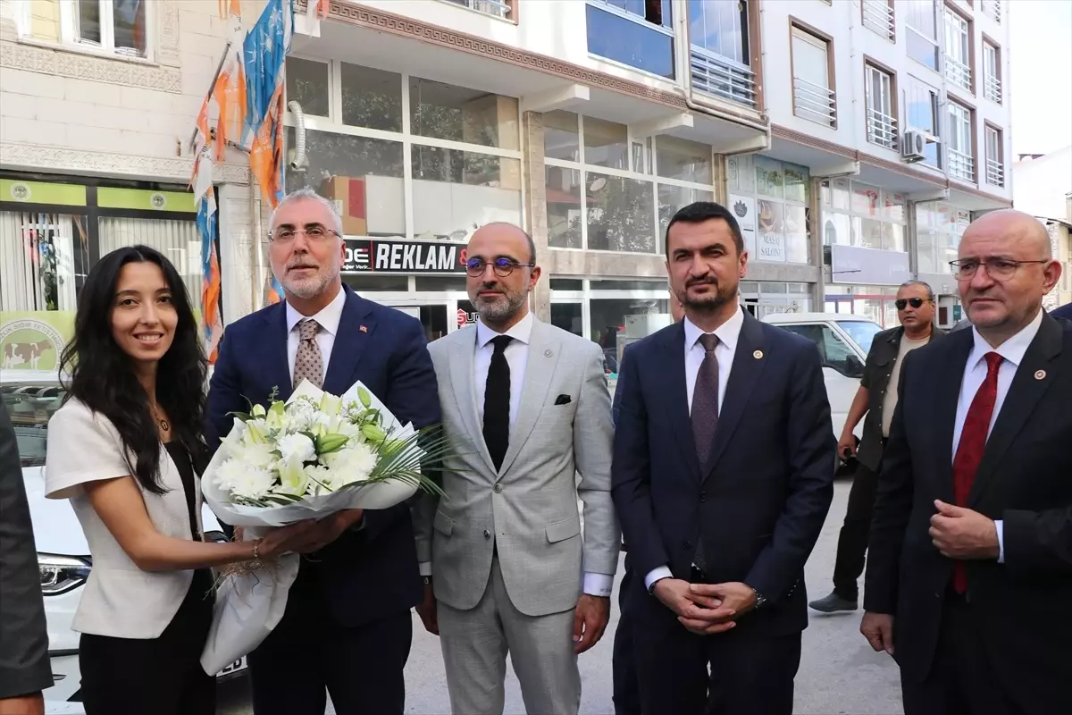Bakan Işıkhan, Burdur'da AK Parti ve MHP İl Teşkilatlarını Ziyaret Etti