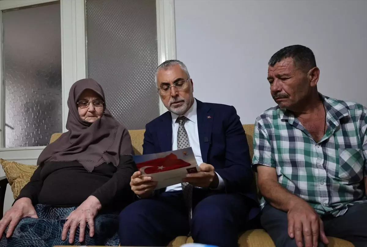 Bakan Işıkhan Şehit Ailesini Ziyaret Etti