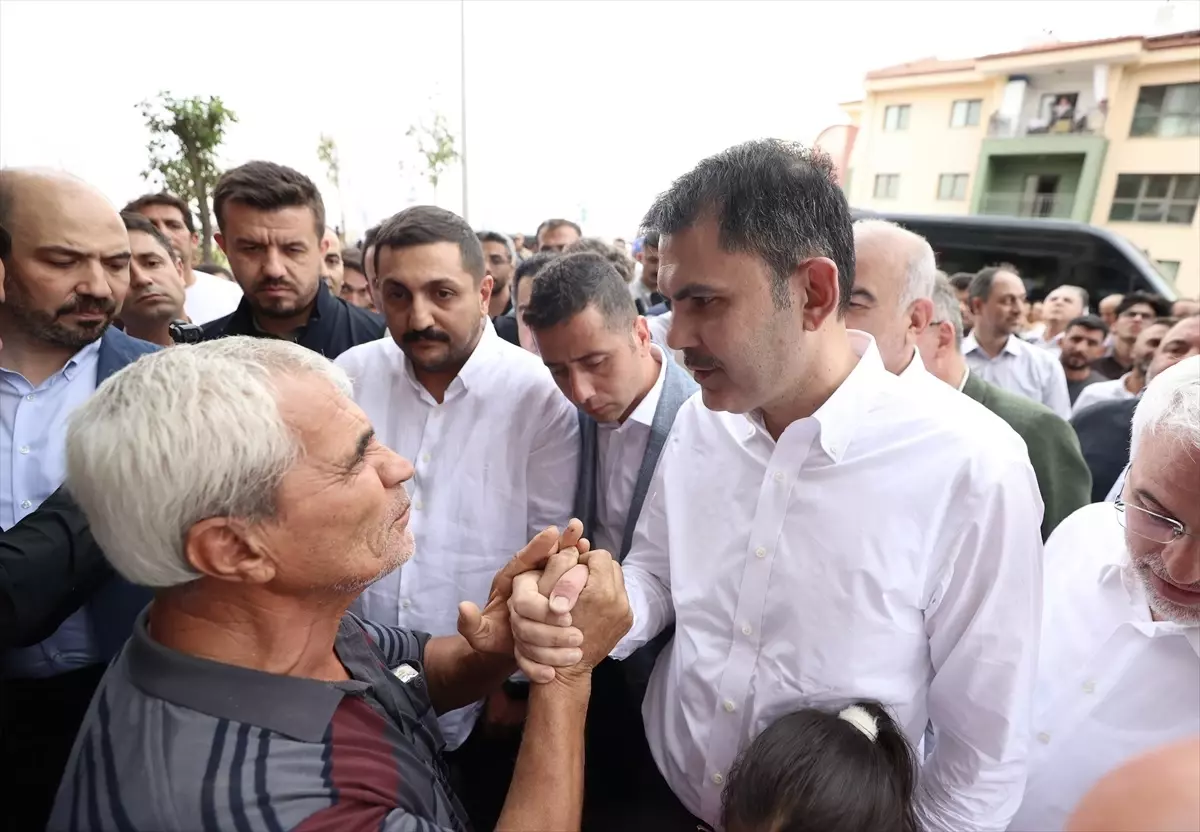 Bakan Murat Kurum, Depremzede Aileyi Ziyaret Etti