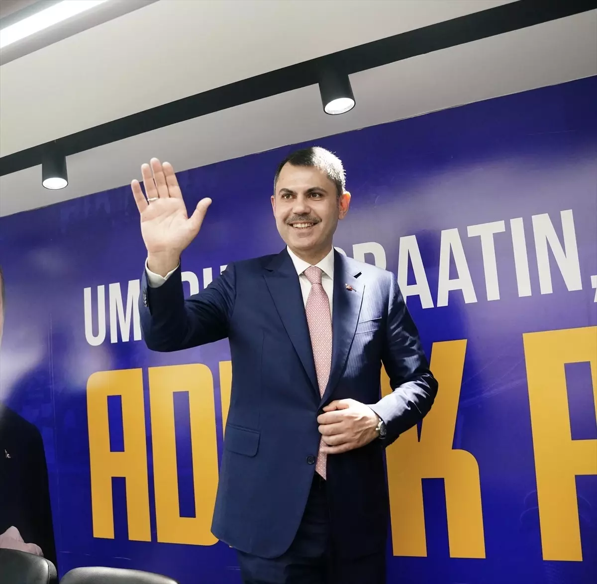 Bakan Kurum, AK Parti Güngören İlçe Başkanlığını ziyaret etti