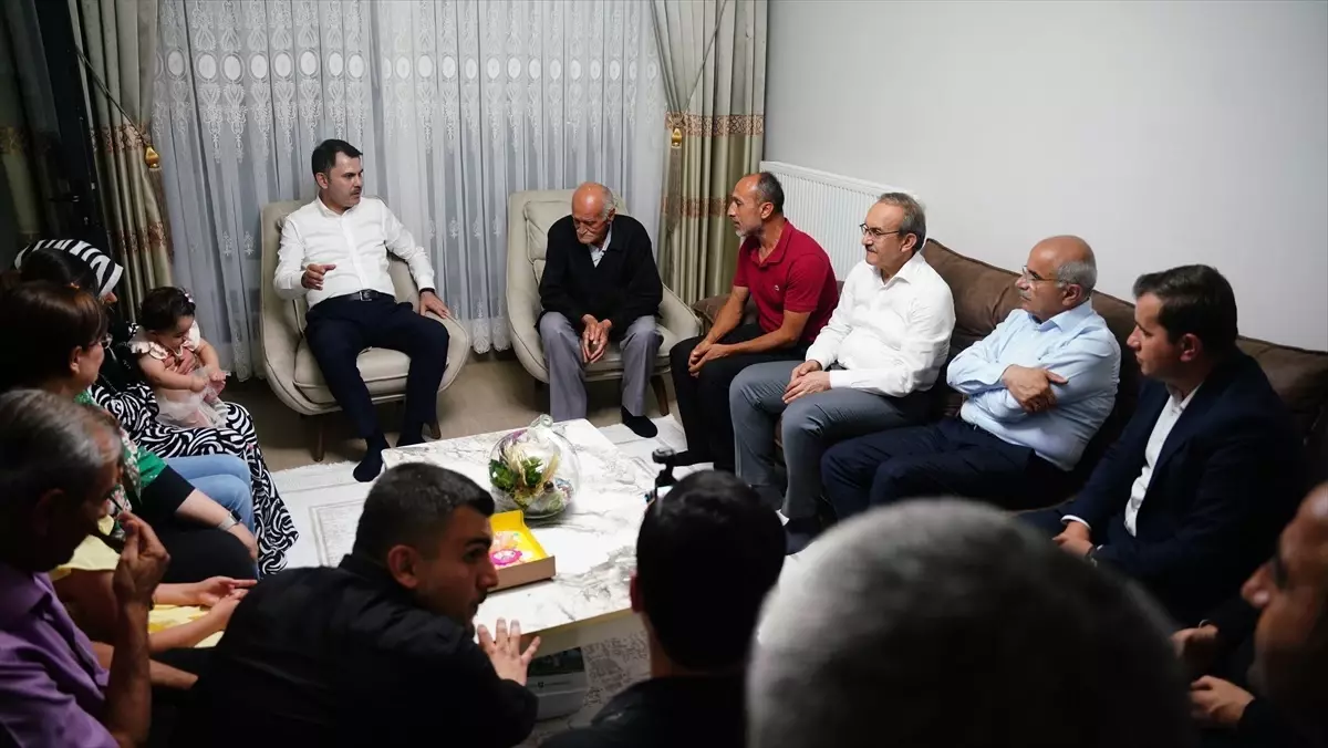 Bakan Kurum, Malatya'da Depremzede Aileyi Ziyaret Etti