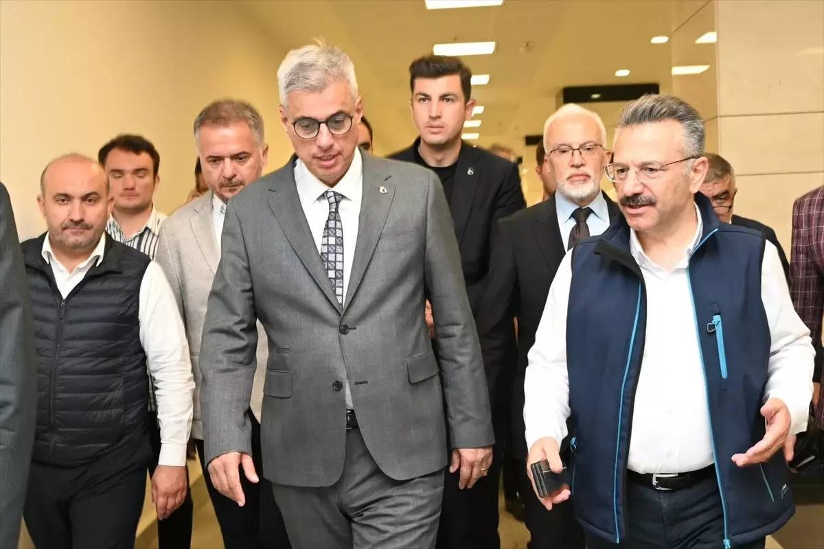 Sağlık Bakanı Memişoğlu orman yangınında yaralanan işçiyi ziyaret etti