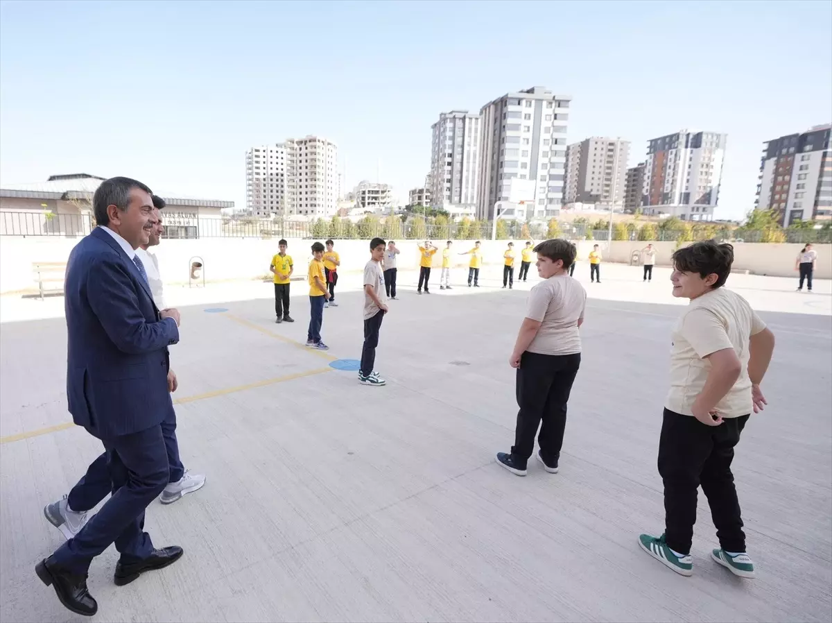 Bakan Tekin, Gaziantep'te bir okula sürpriz ziyaret gerçekleştirdi