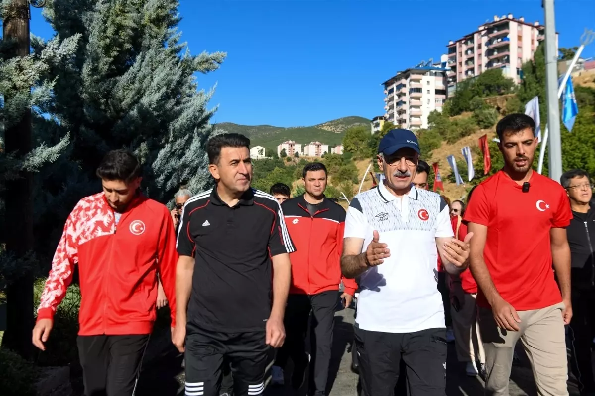 Bakan Uraloğlu Tunceli'de Gençlerle Yürüyüş Yaptı