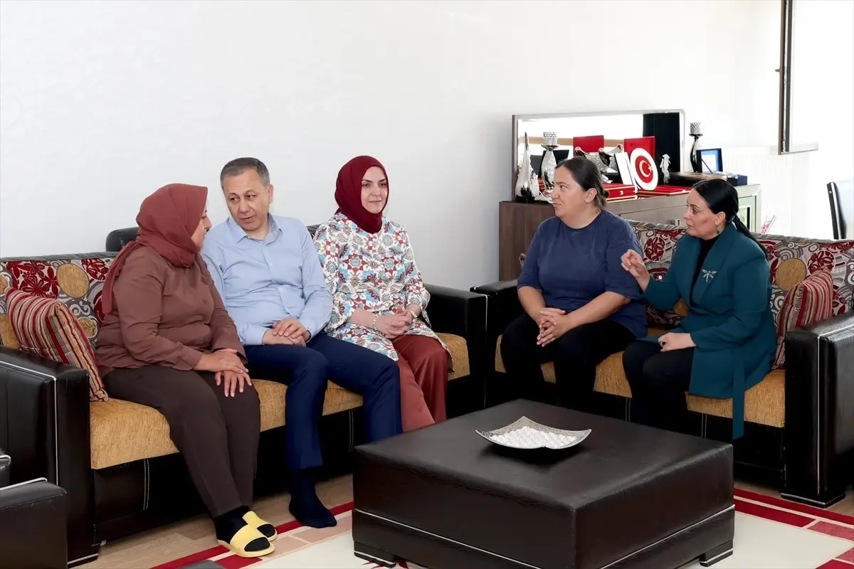 Bakan Yerlikaya, 2 yıl önce şehit olan çarşı ve mahalle bekçisi Halil Kara'nın ailesini ziyaret etti
