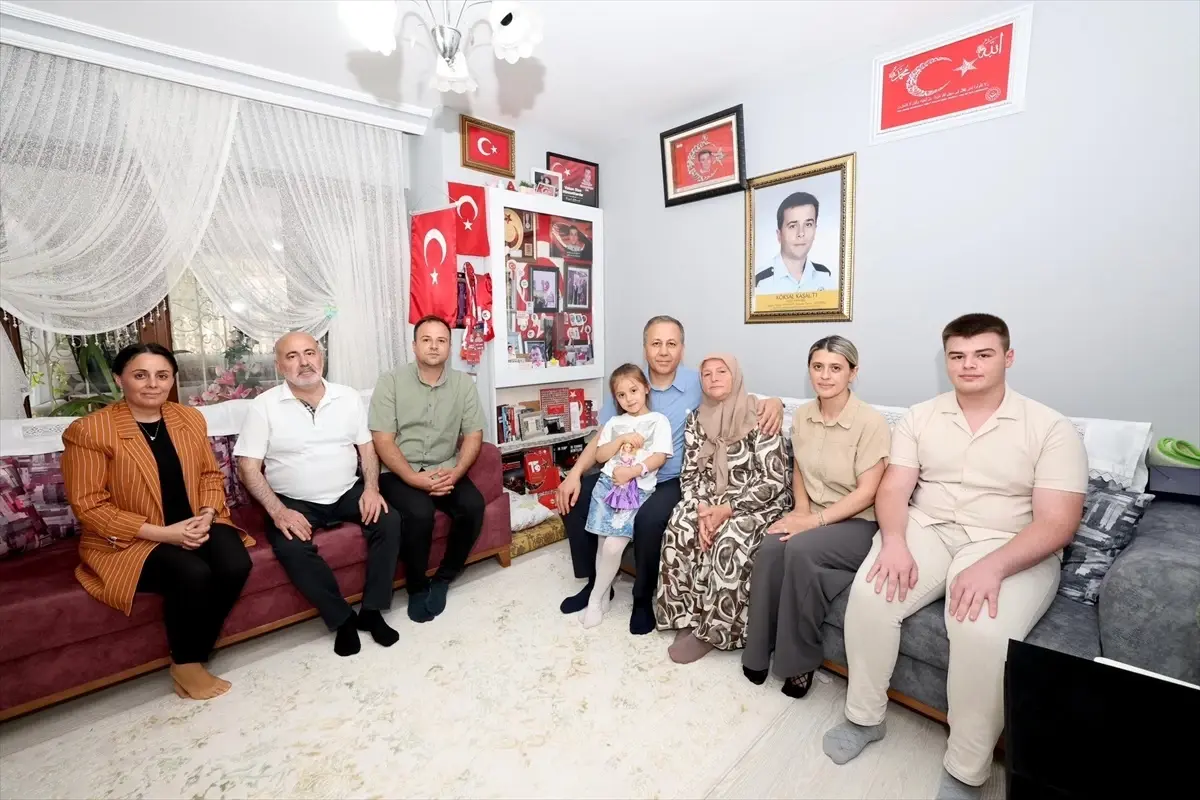 Bakan Yerlikaya'dan Şehit Ailesine Ziyaret