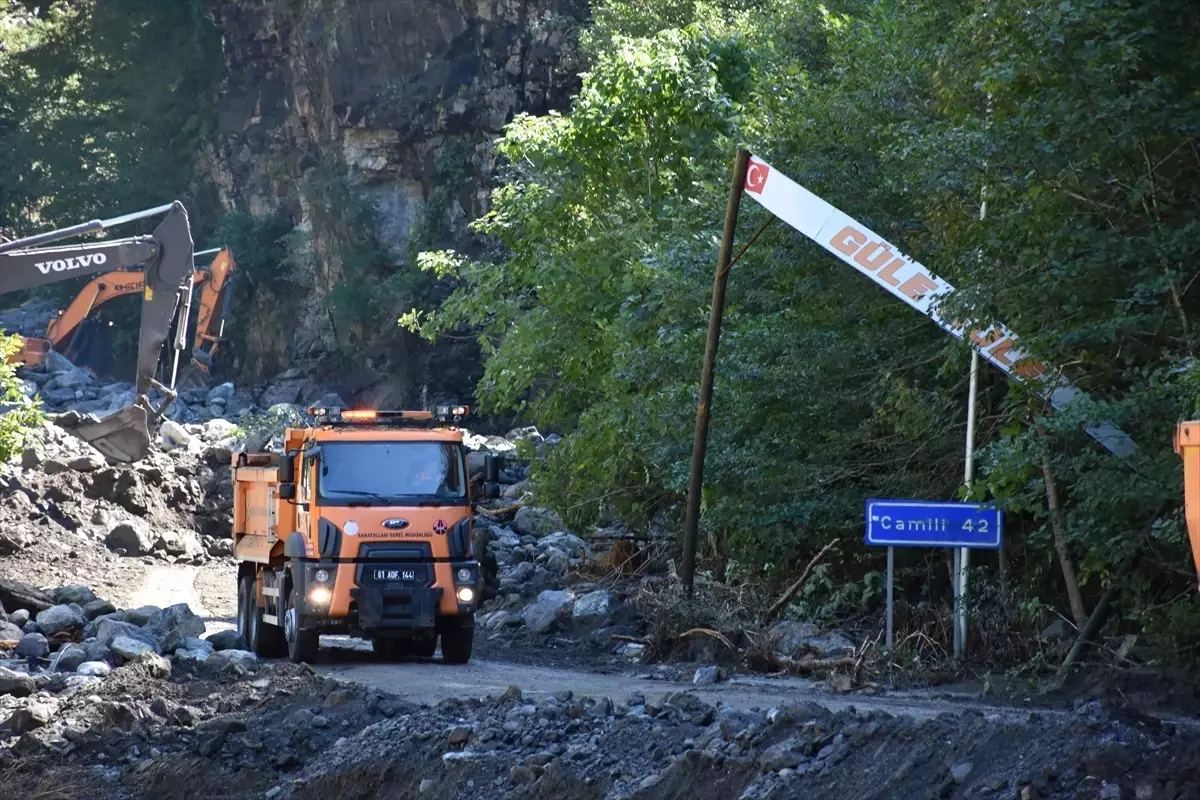 Bakanlar Artvin'deki Sel çalışmalarını İnceledi