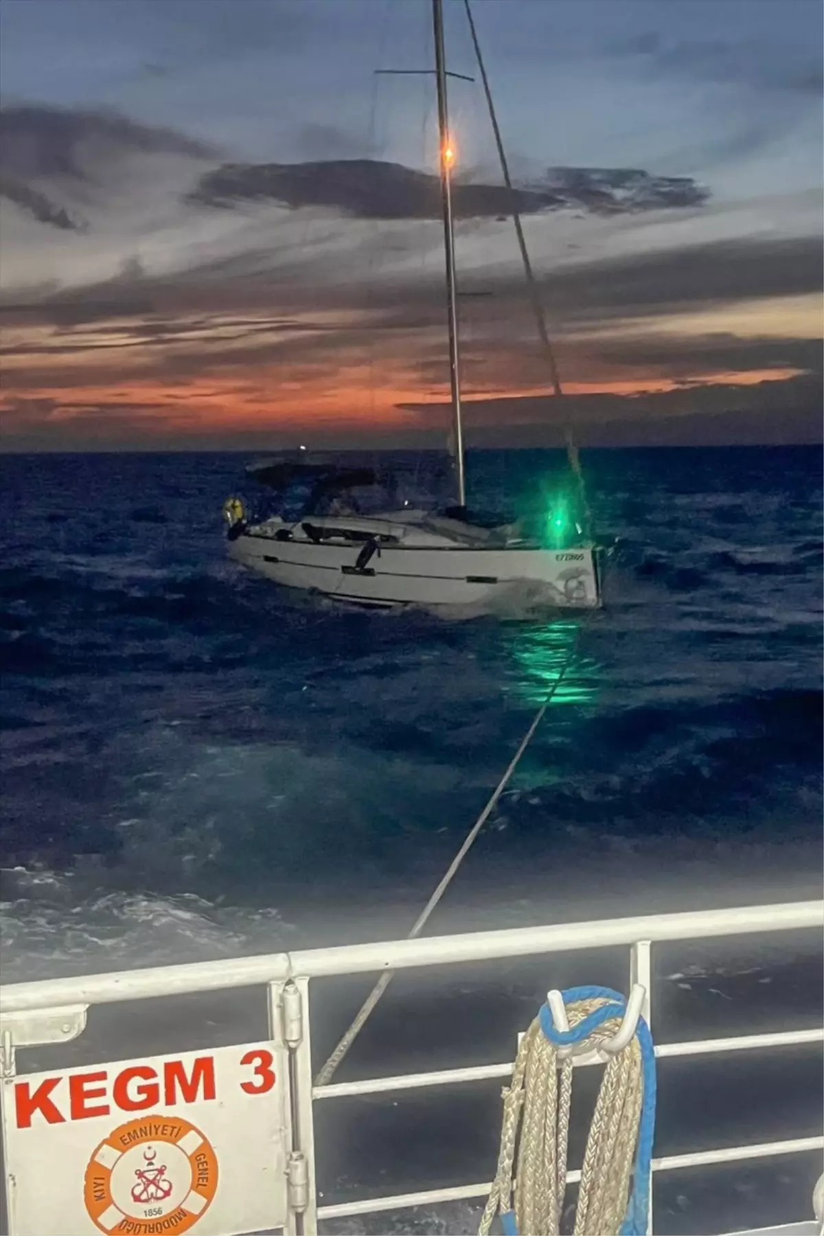 Bakırköy açıklarında sürüklenen tekne kurtarıldı