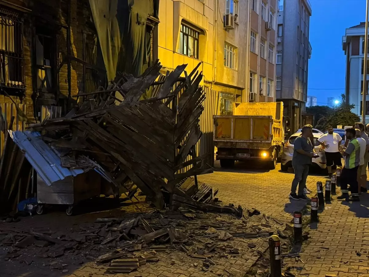 Bakırköy'de Tarihi Binada Kısmi Çökme