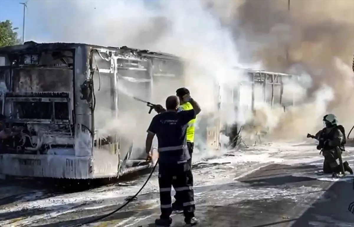 Bakırköy'de Metrobüste Yangın: İtfaiye Ekipleri Müdahale Etti
