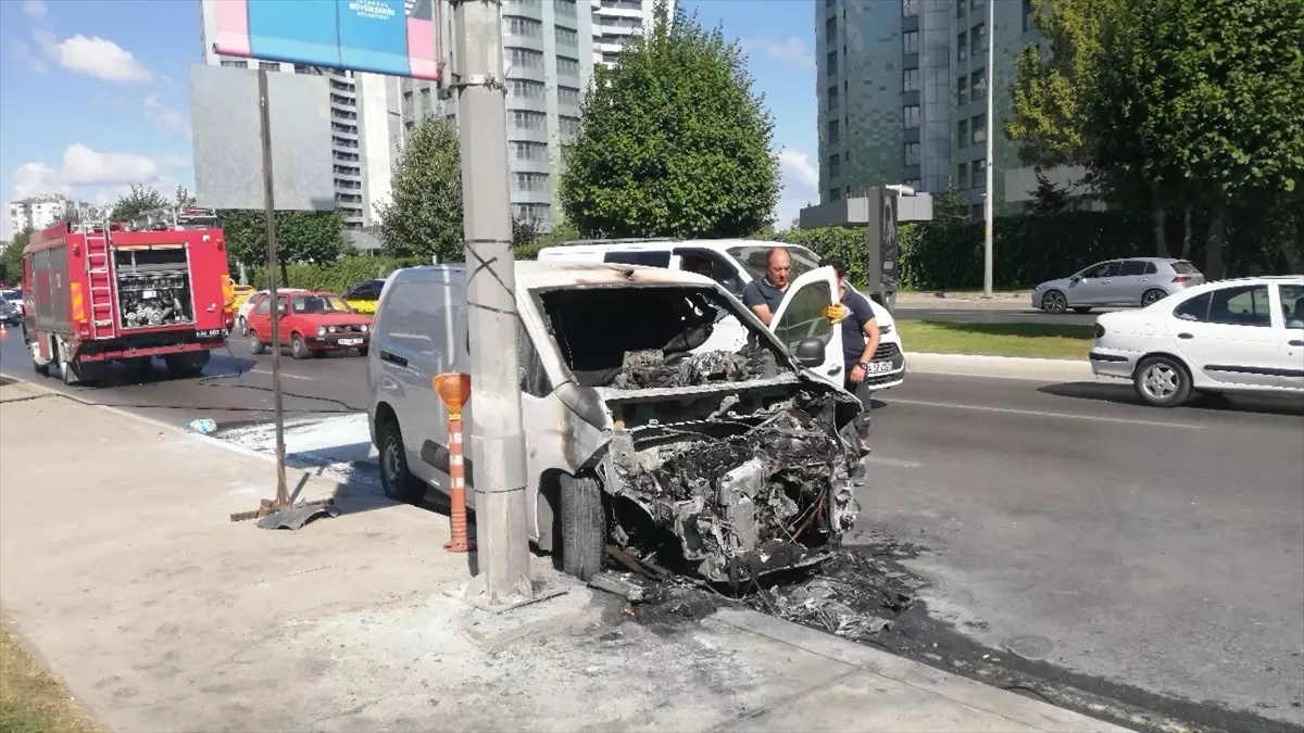 Bakırköy'de Seyir Halindeki Araçta Yangın Çıktı