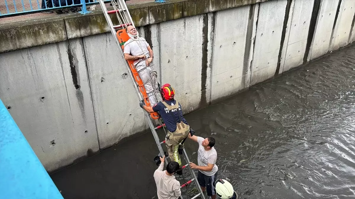 Bakırköy'de Su Kanalına Düşen Kişi İtfaiye Tarafından Kurtarıldı
