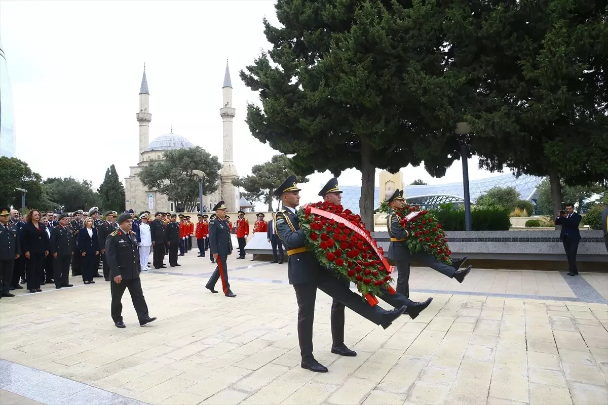 Bakü'nün kurtuluşunun 107. yıl dönümü dolayısıyla Türk Şehitliği'nde tören düzenlendi