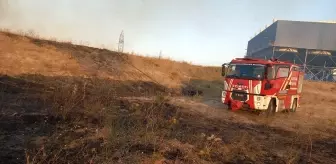 Balıkesir Bandırma'da Arazi Yangını Kontrol Altına Alınmaya Çalışılıyor