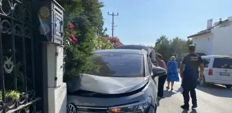 Ayvalık'ta Otomobil Evin Duvarına Çarptı, Sürücü Yaralandı