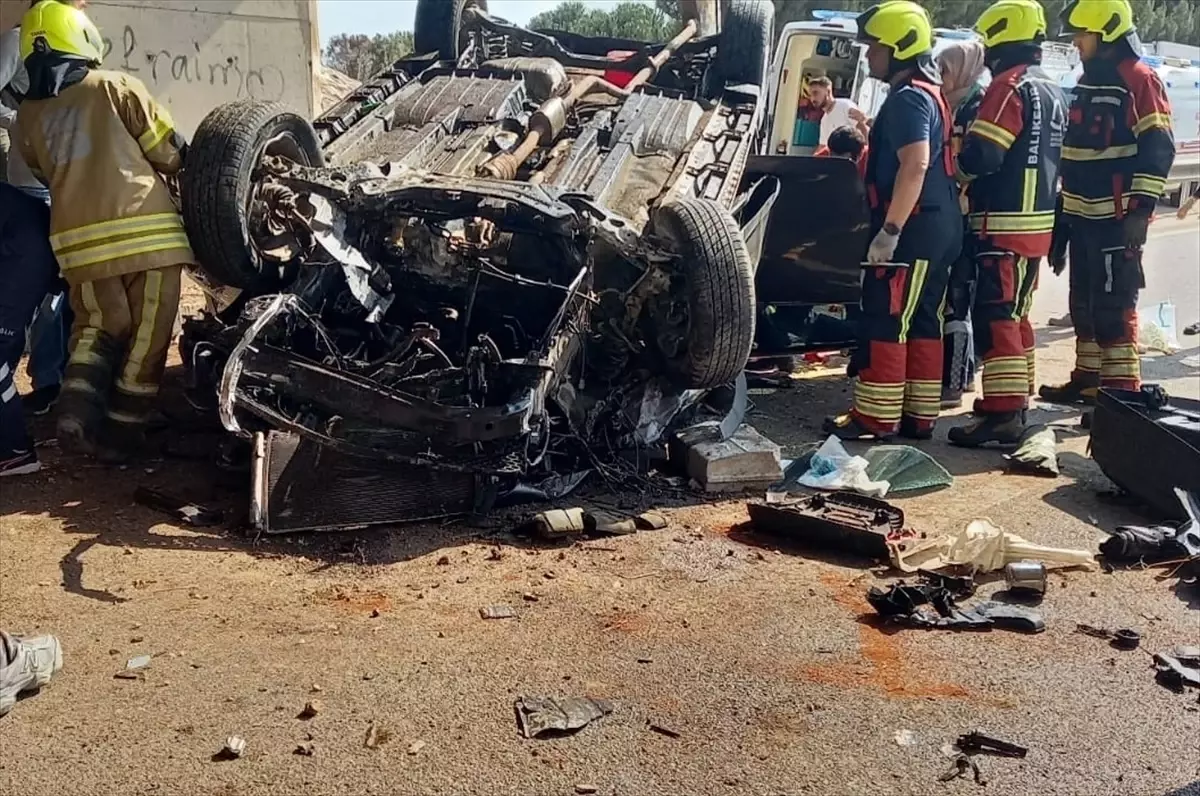 Balıkesir'de Otomobil Bariyerlere Çarptı: 2 Yaralı