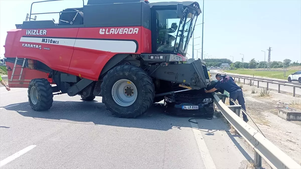 Biçerdöverle Çarpışan Otomobilde İki Yaralı
