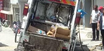 Balıkesir'de Çöken Yolda Mahsur Kalan Çöp Kamyonu Kurtarıldı
