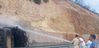 Balıkesir'de Zift Yüklü Kamyon Devrildi, Ulaşım Aksadı
