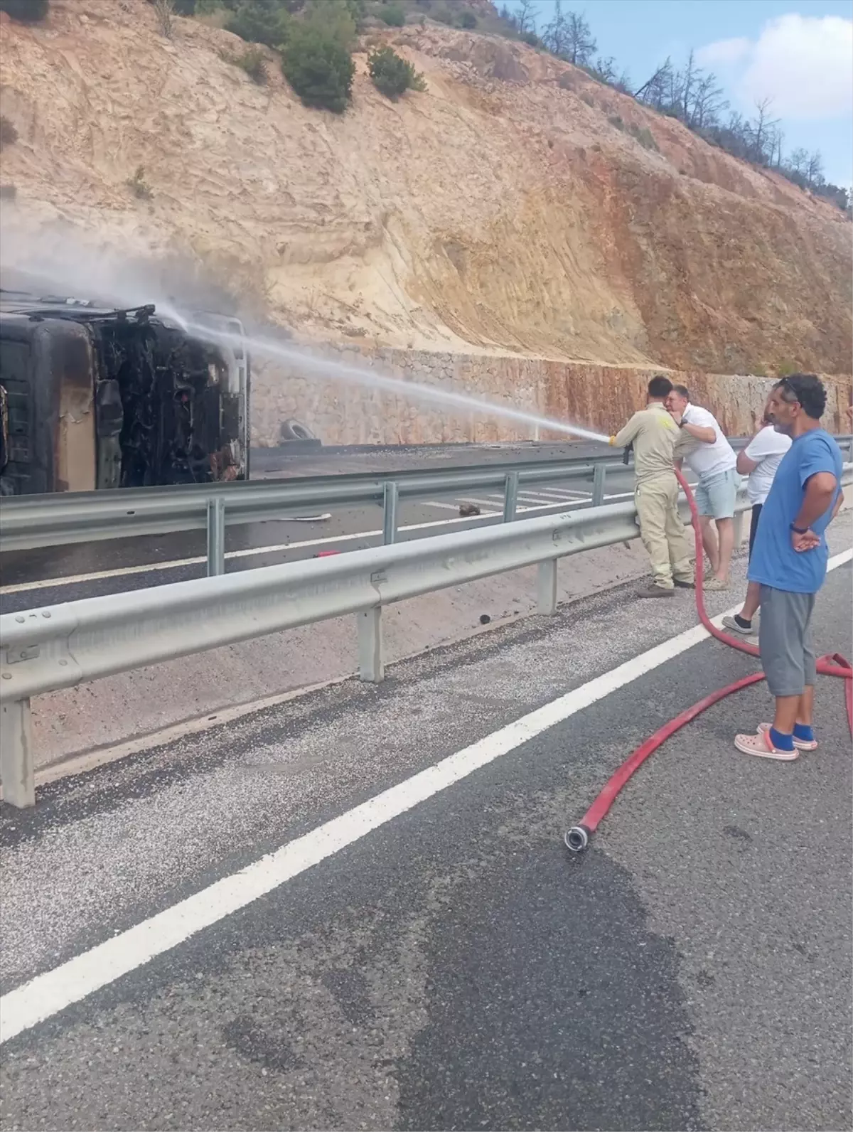 Balıkesir'de Zift Yüklü Kamyon Devrildi, Ulaşım Aksadı