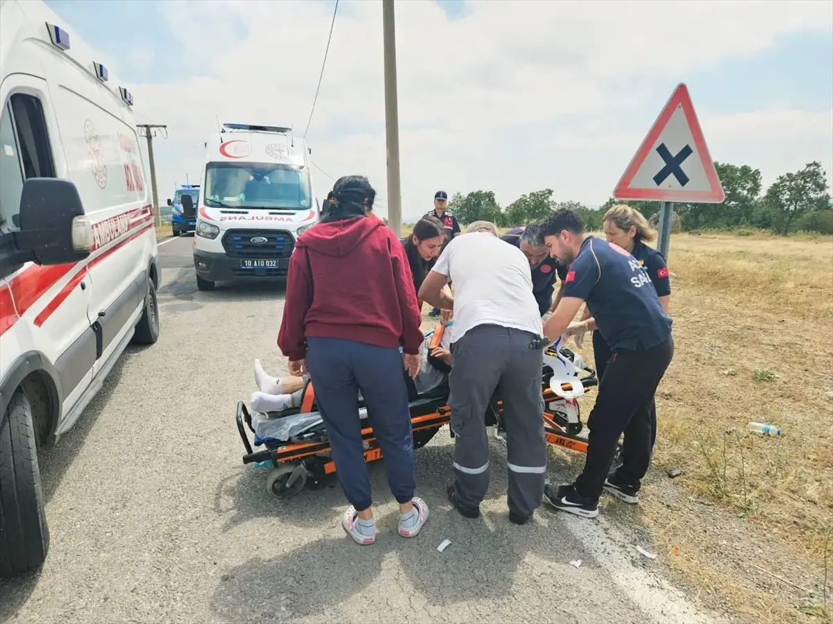 Balıkesir'de Motosiklet Kazası: Dede ve İki Torunu Yaralandı
