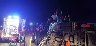 Balıkesir'de Devrilen Tırın Sürücüsü Yaralandı