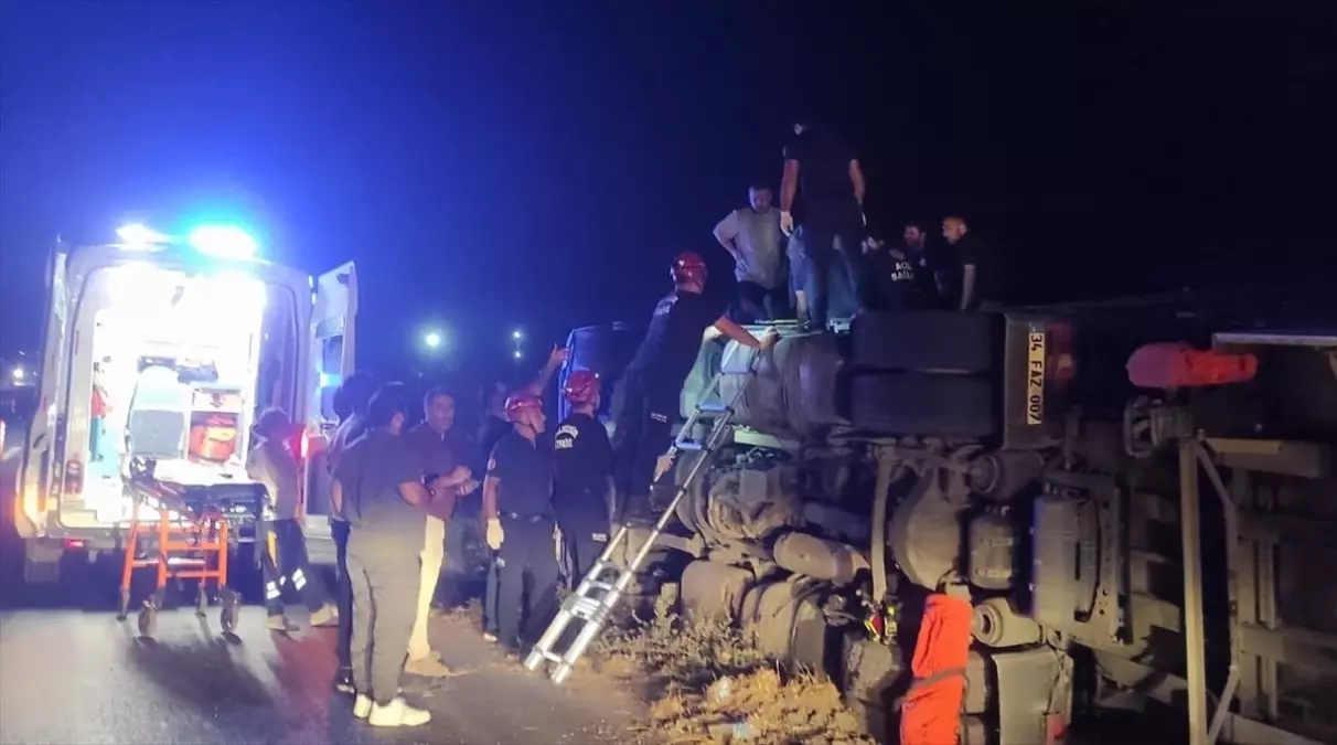 Balıkesir'de Devrilen Tırın Sürücüsü Yaralandı