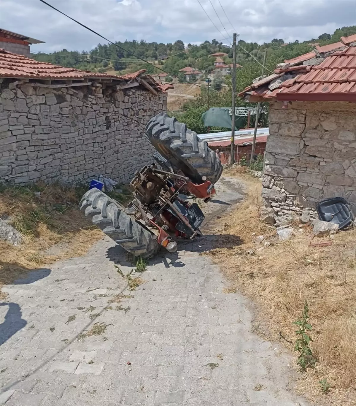 Balıkesir'de Devrilen Traktörün Altında Kalan Sürücü Hayatını Kaybetti