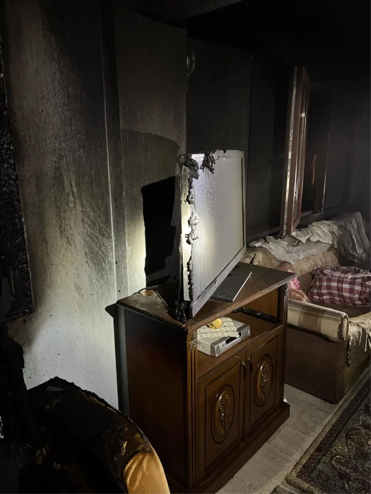 Balıkesir'de İki İkamet Yangını Söndürüldü
