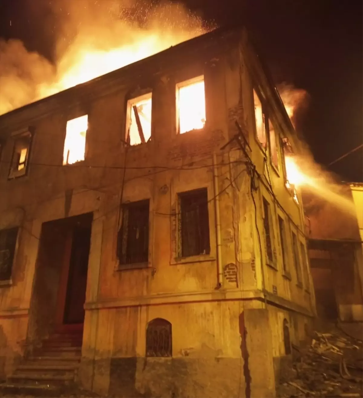 Balıkesir'de Tarihi Binada Yangın Çıktı
