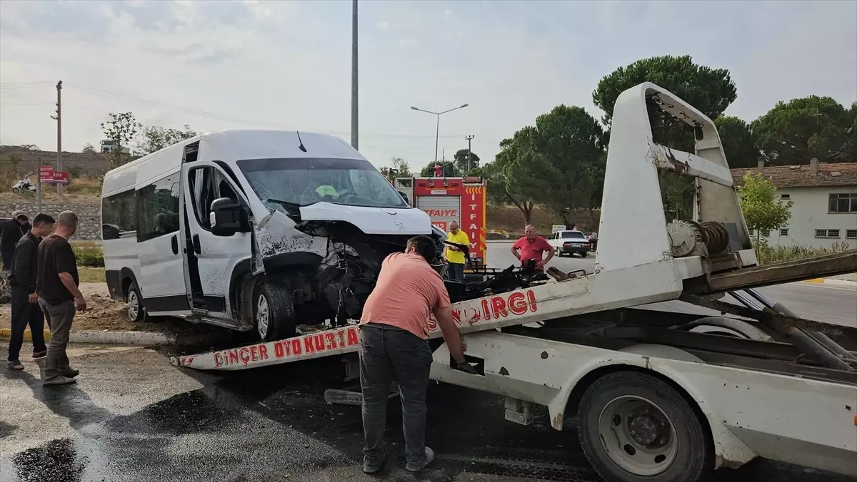 Balıkesir'de İşçi Servisi ile Hafif Ticari Araç Çarpıştı: 4 Yaralı
