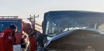 Edremit'te Minibüs ile Tomruk Yüklü Kamyon Çarpıştı: 6 Yaralı