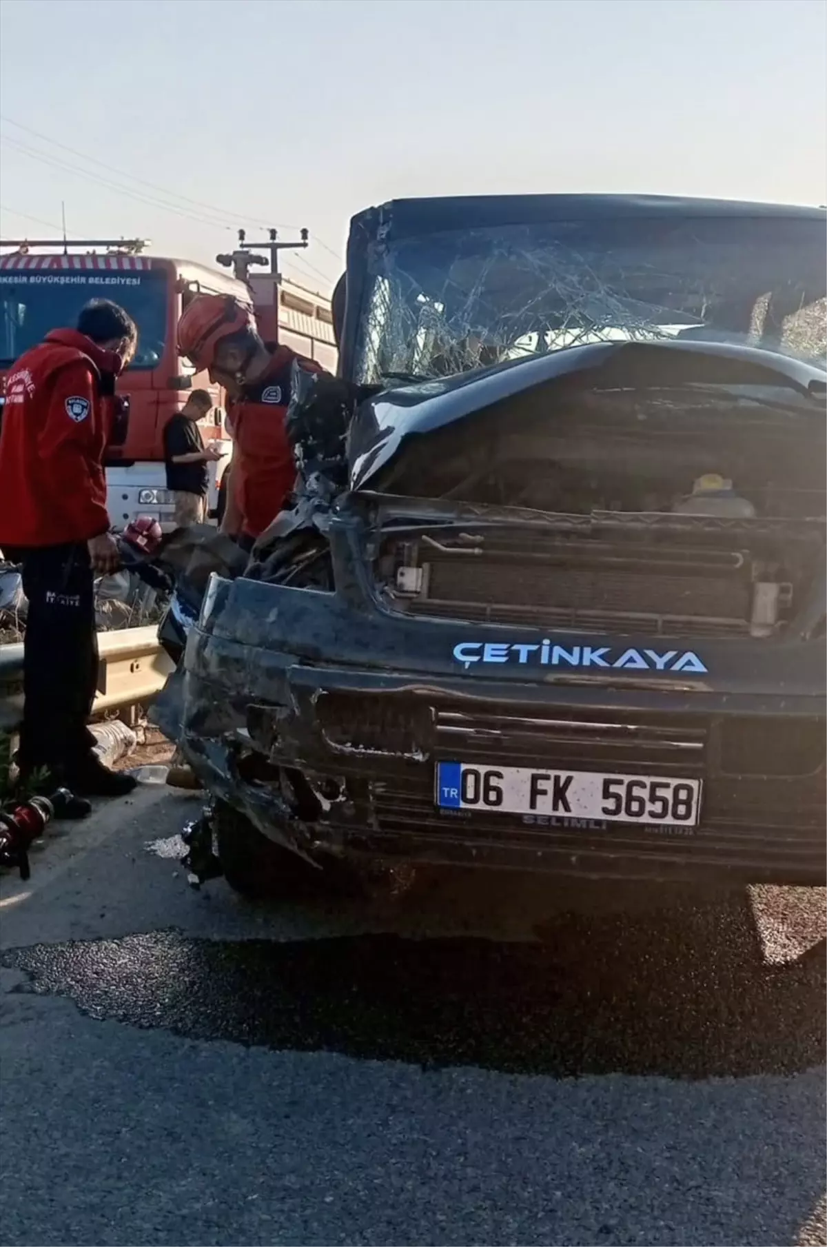Edremit'te Minibüs ile Tomruk Yüklü Kamyon Çarpıştı: 6 Yaralı