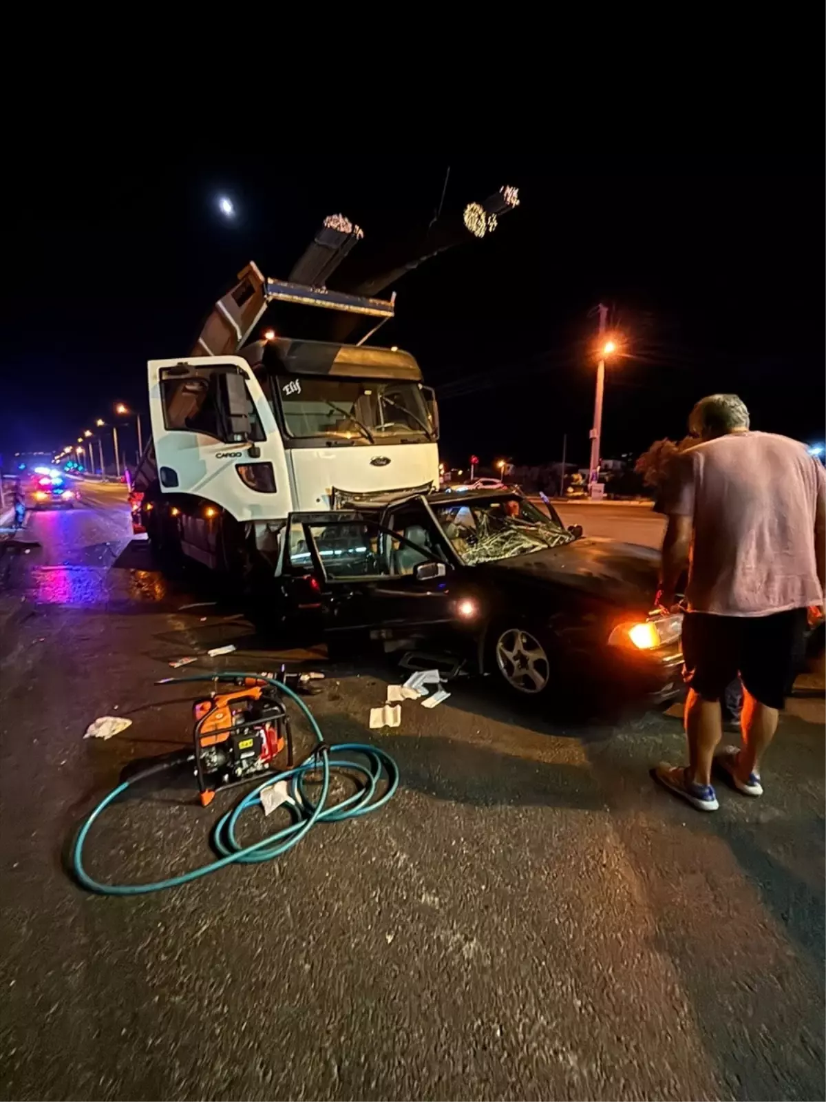 Balıkesir'de Kamyonun Çarptığı Otomobilde 3 Yaralı