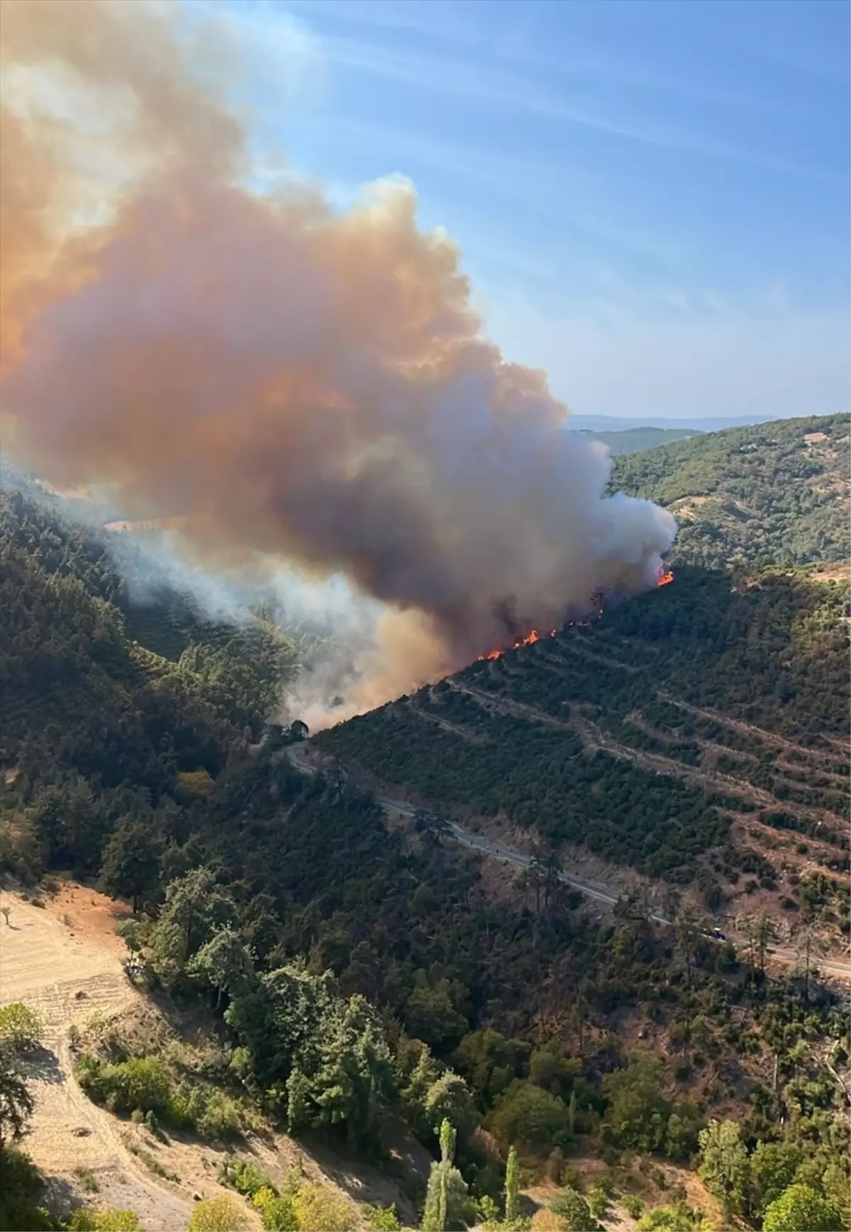 Kepsut'ta Kaza Yapan Kamyondan Yangın Çıktı, Havadan ve Karadan Müdahale Edildi