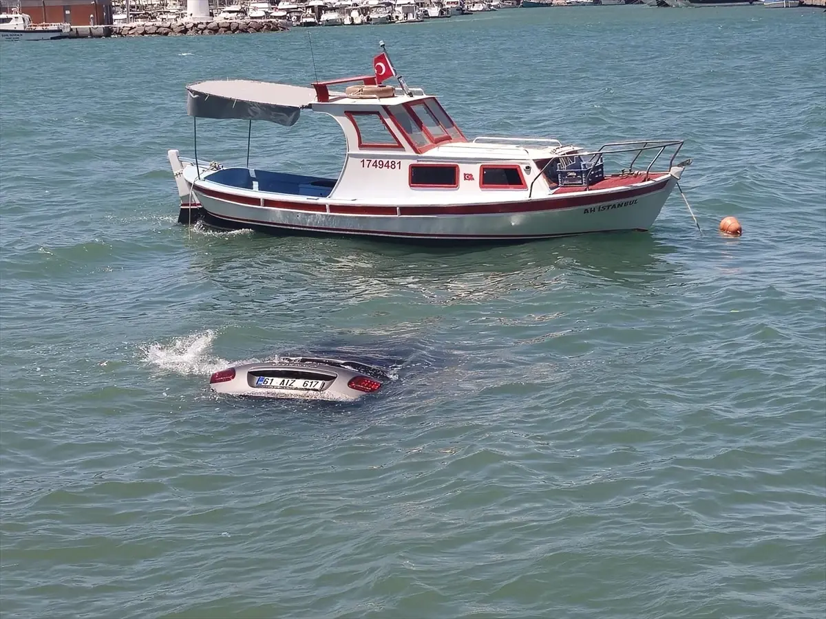 Ayvalık'ta Kontrolden Çıkan Otomobil Denize Düştü