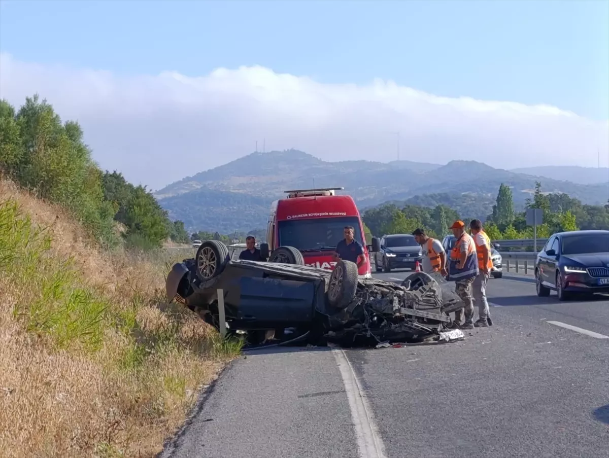Balıkesir'de Kontrolden Çıkan Otomobil Devrildi: İki Yaralı