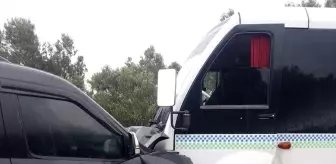 Havran'da Minibüs ile Hafif Ticari Araç Çarpıştı: 2 Yaralı