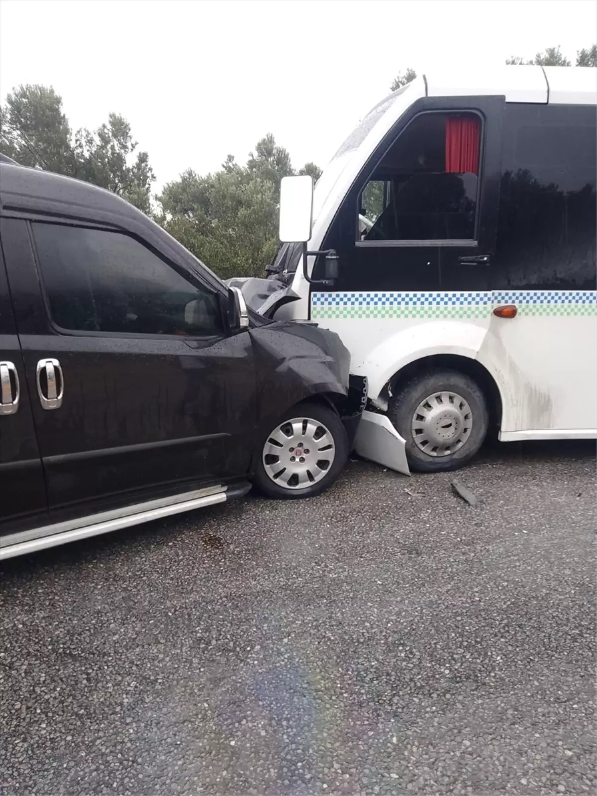 Havran'da Minibüs ile Hafif Ticari Araç Çarpıştı: 2 Yaralı