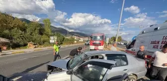 Balıkesir'de Kamyon-Otomobil Çarpışması: 1 Ölü, 1 Yaralı