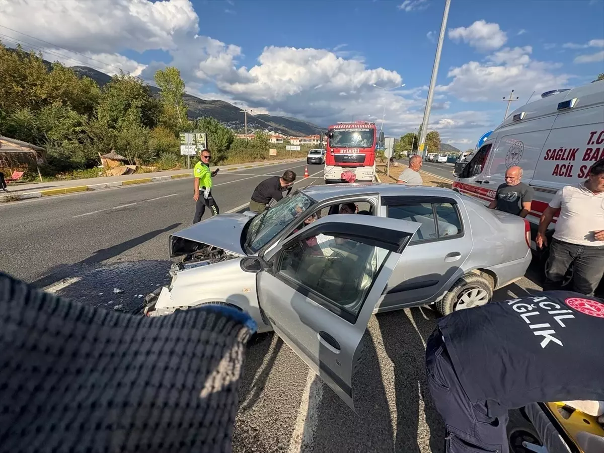 Balıkesir'de Kamyon-Otomobil Çarpışması: 1 Ölü, 1 Yaralı