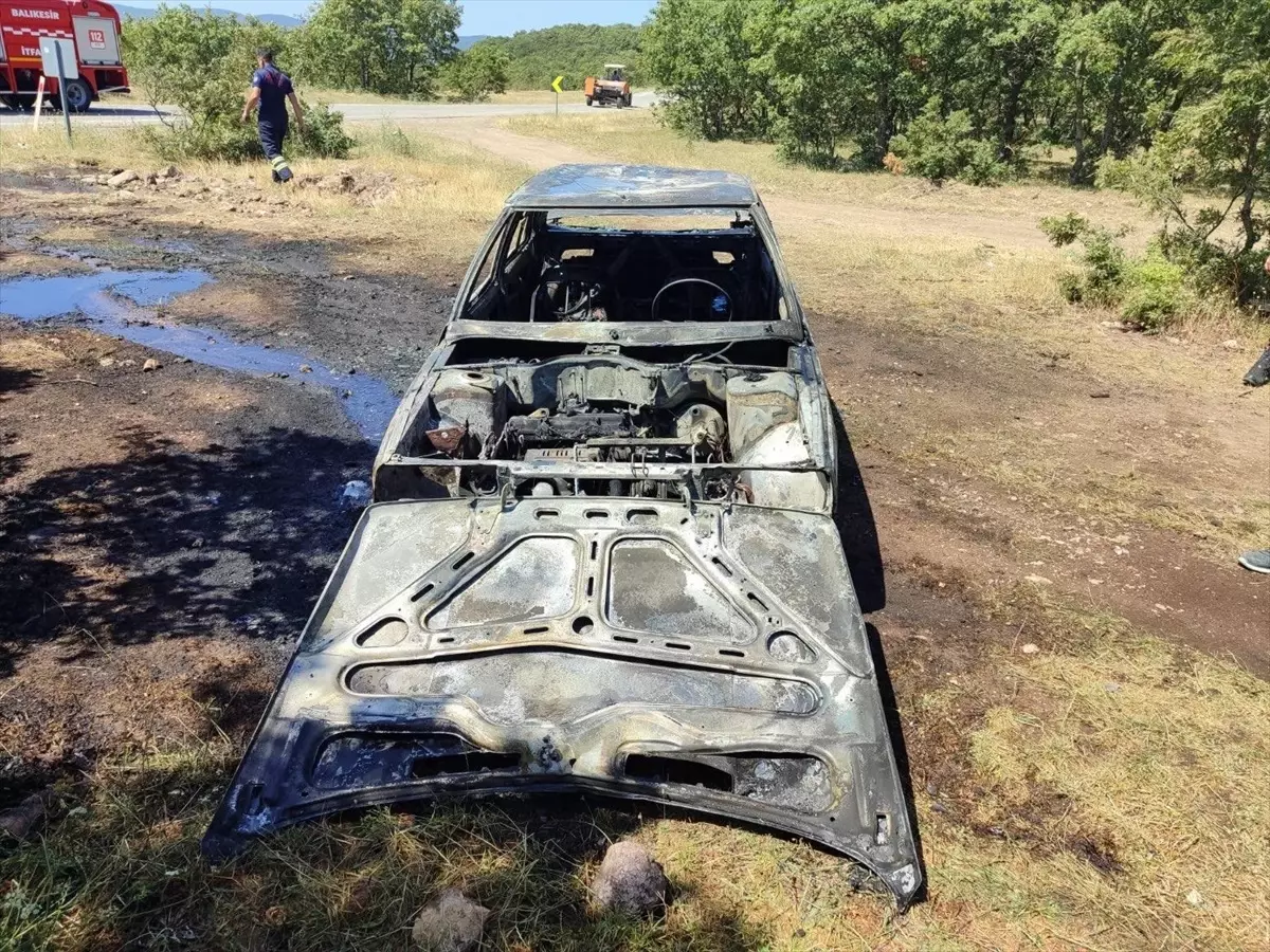 Balıkesir'de Park Halindeki Otomobil Yangında Kullanılamaz Hale Geldi