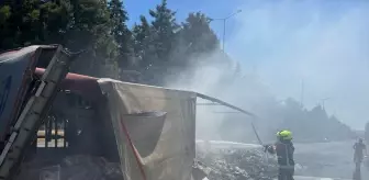 Balıkesir'de Seyir Halindeki Tır Devrildi; Yangın Çıktı