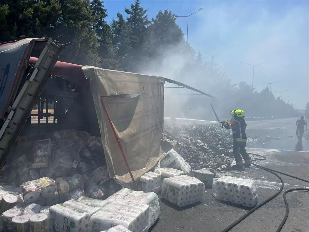 Balıkesir'de Seyir Halindeki Tır Devrildi; Yangın Çıktı