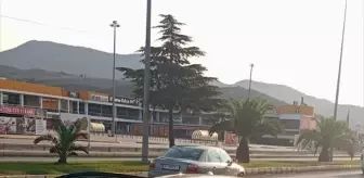 Edremit'te Tır, Kırmızı Işıkta Bekleyen Otomobile Çarptı: Sürücü Yaralı