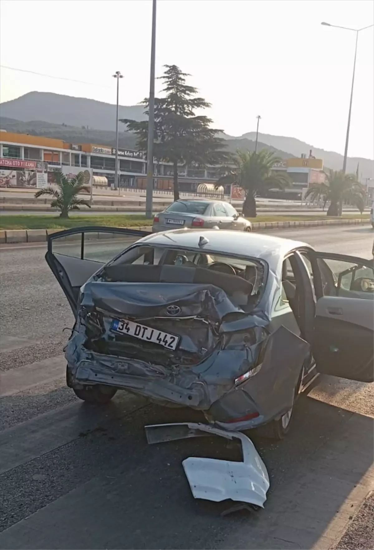 Edremit'te Tır, Kırmızı Işıkta Bekleyen Otomobile Çarptı: Sürücü Yaralı