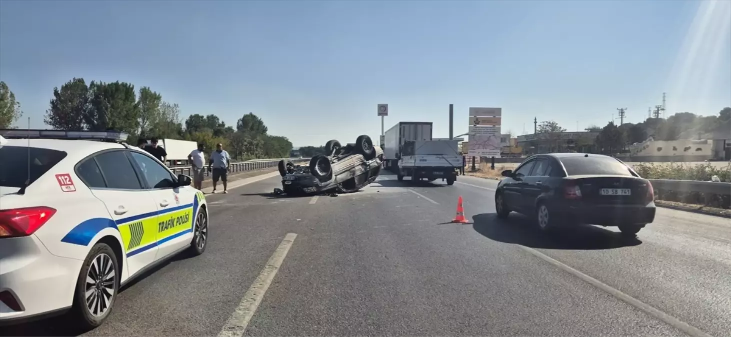 Balıkesir'de Devrilen Otomobilde İki Kişi Yaralandı